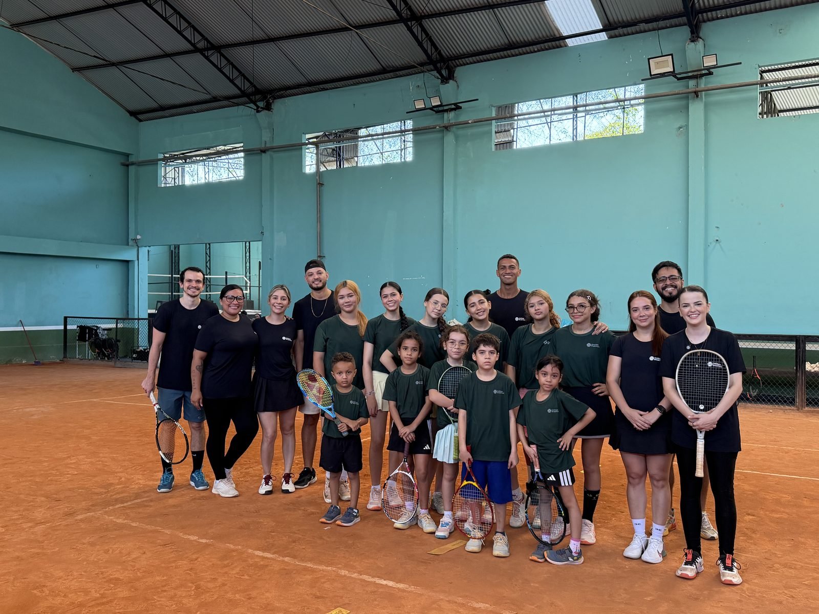 Turma do Instituto Break Point na quadra